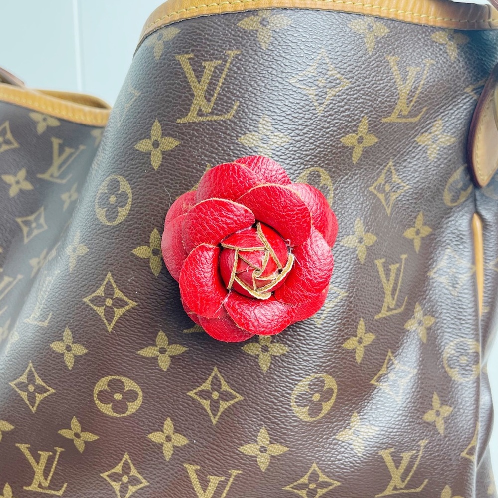 Camellia Flower Vegan Leather Magnetic Bag Charm - Picture 3 of 10